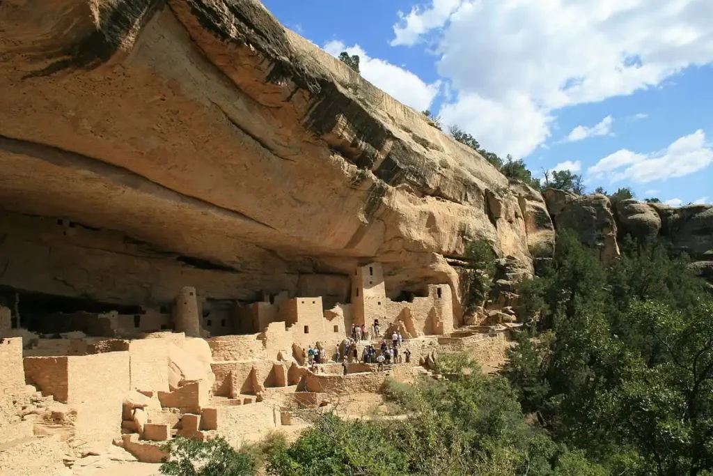 Metate Room: Located within the park at the Far View Lodge, the Metate Room