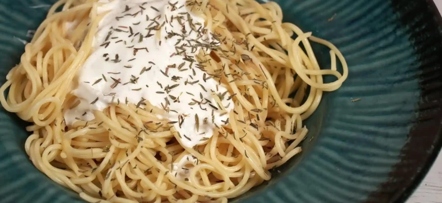 How to Make a Simple and Delicious Tomato Sauce for Pasta