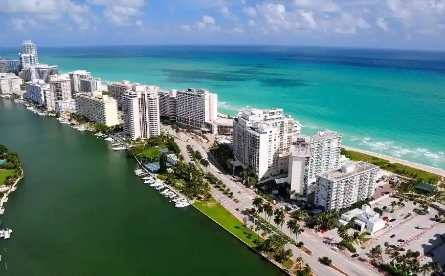 Exploring the Art Deco District in Miami Beach  