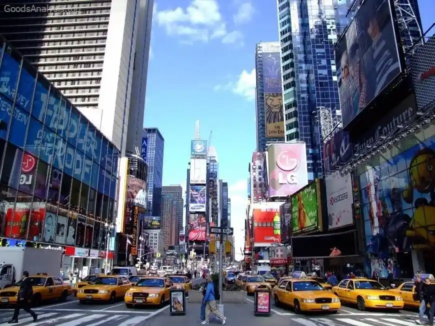 What to Expect When You Visit Times Square for the First Time  