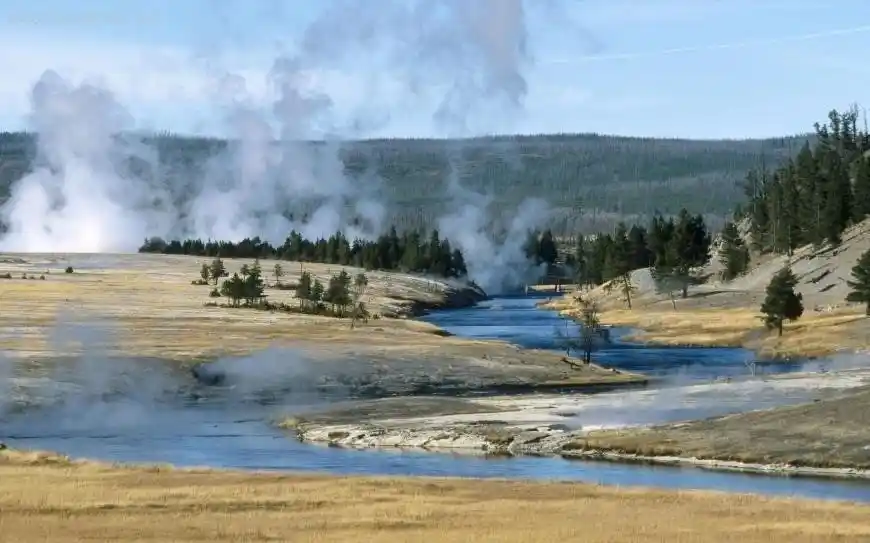 The Complete Guide to Yellowstone's Geothermal Features  